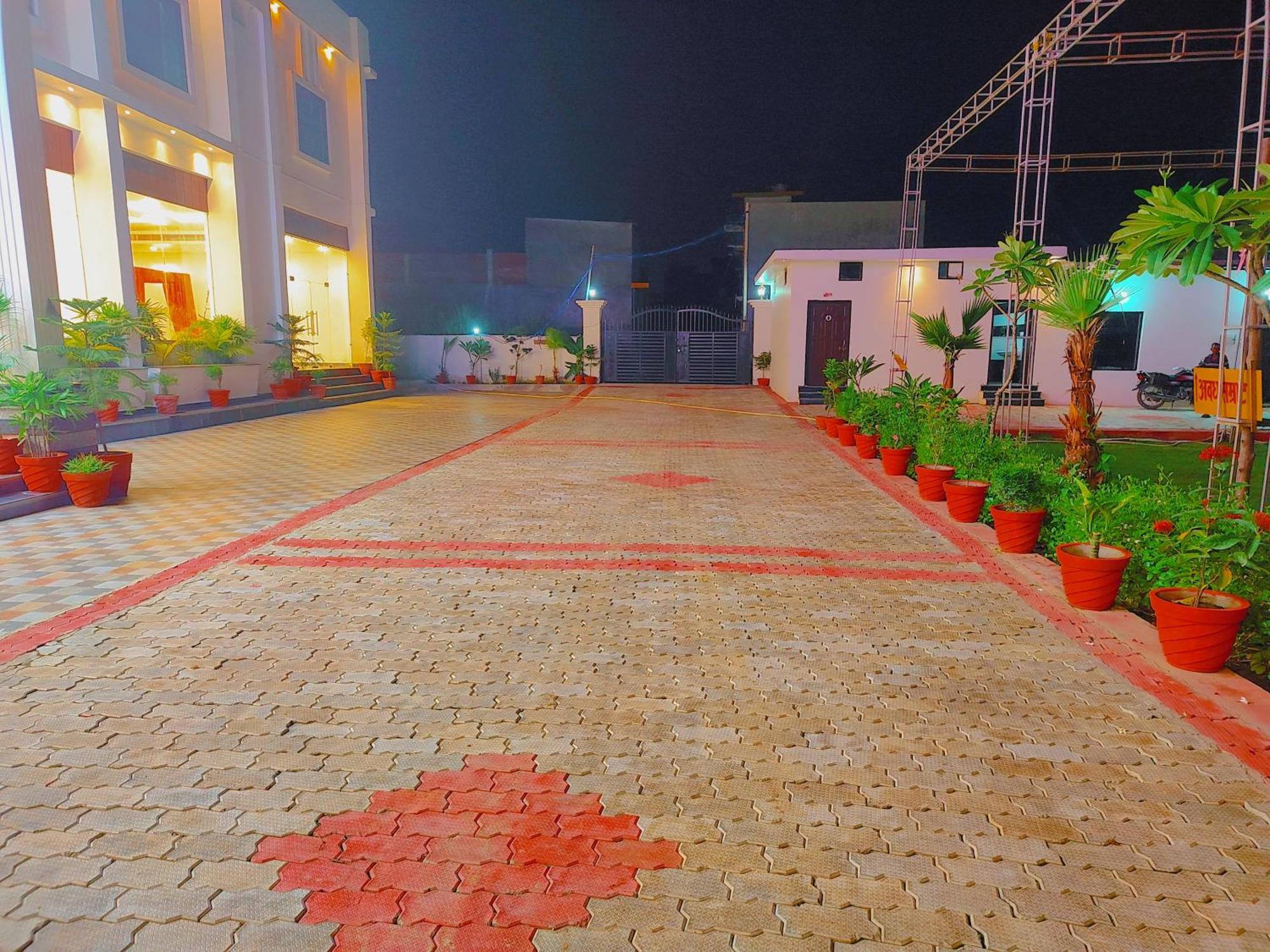 Awadh Samrat Resort Ayodhya Eksteriør bilde