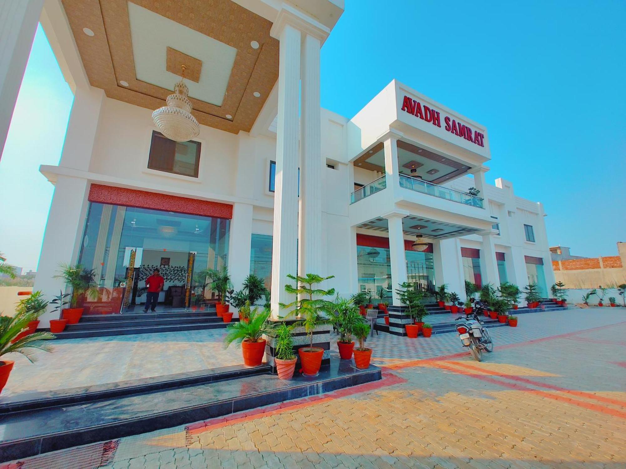 Awadh Samrat Resort Ayodhya Eksteriør bilde
