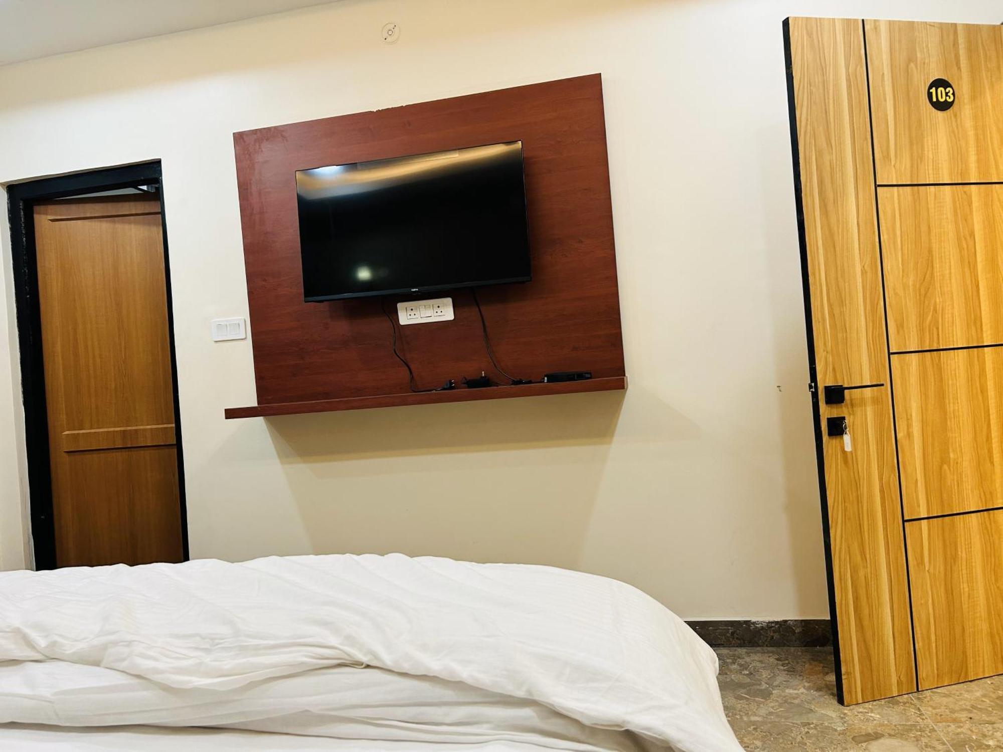 Awadh Samrat Resort Ayodhya Eksteriør bilde