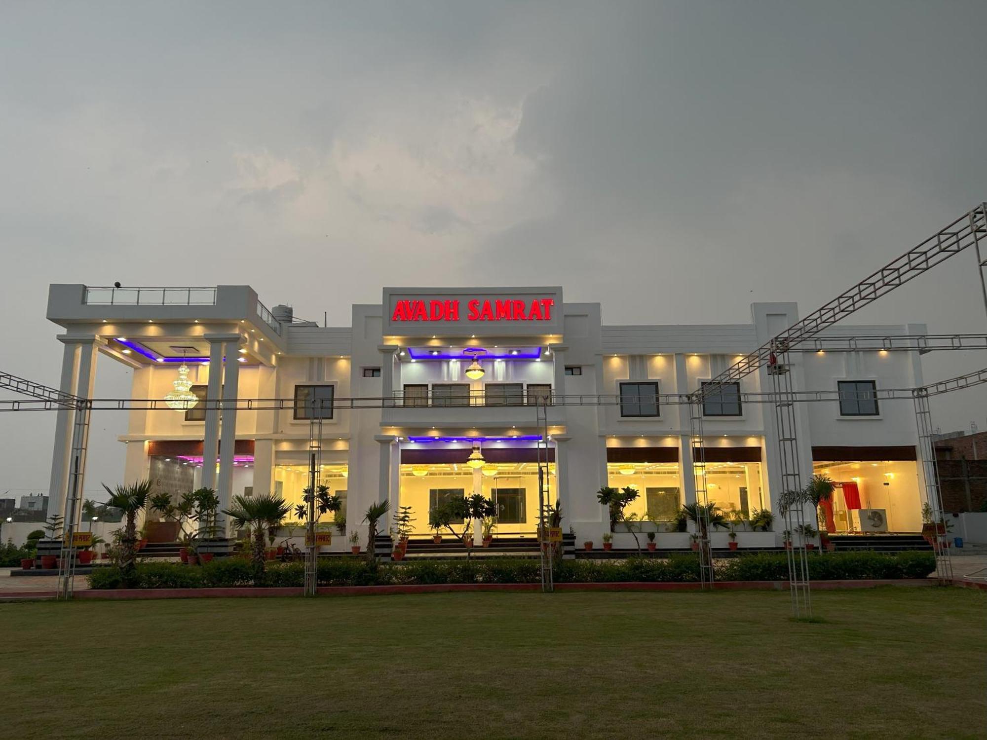 Awadh Samrat Resort Ayodhya Eksteriør bilde