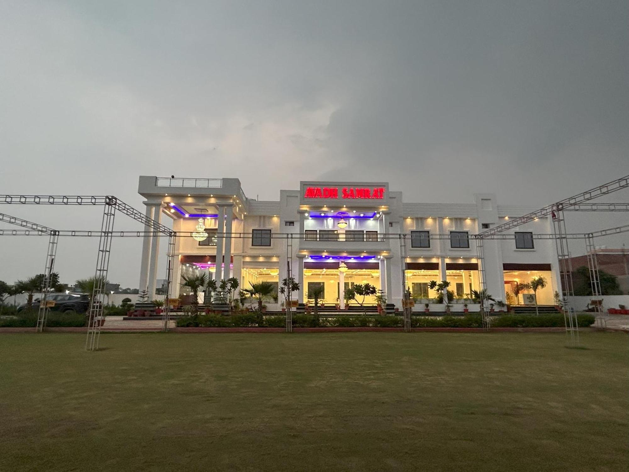 Awadh Samrat Resort Ayodhya Eksteriør bilde